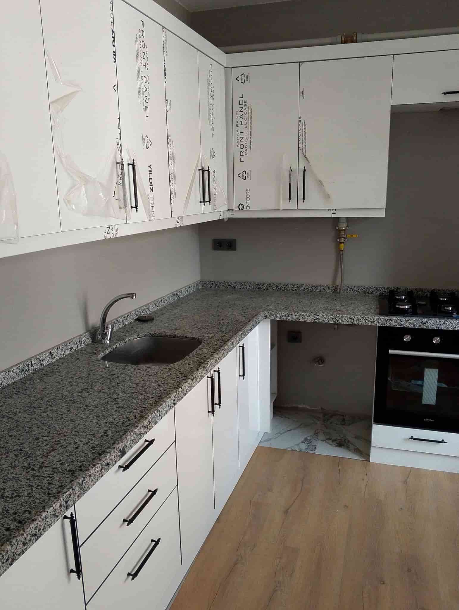 Lavabo Gideri Kullanımı — Lavabo, batarya ve su bağlantılarının bulunduğu alan