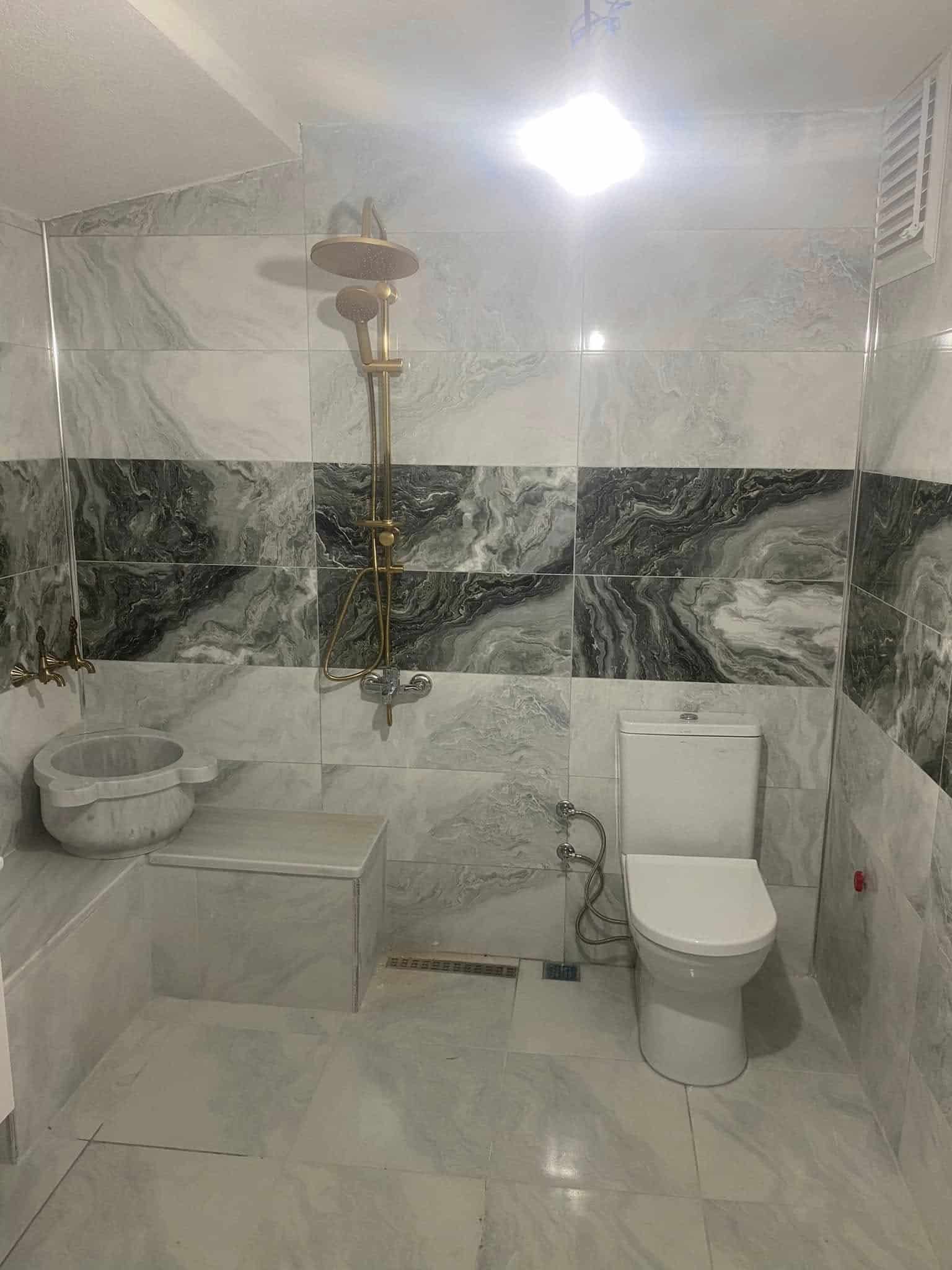 Banyo içindeki su ve gider kullanım alanı