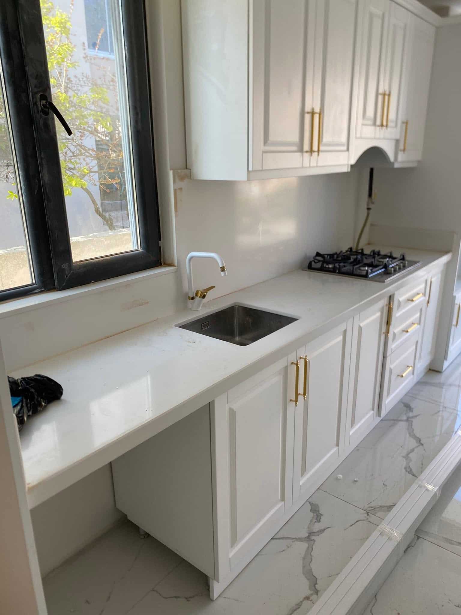 Lavabo Açma — Lavabo, batarya ve su bağlantılarının bulunduğu alan