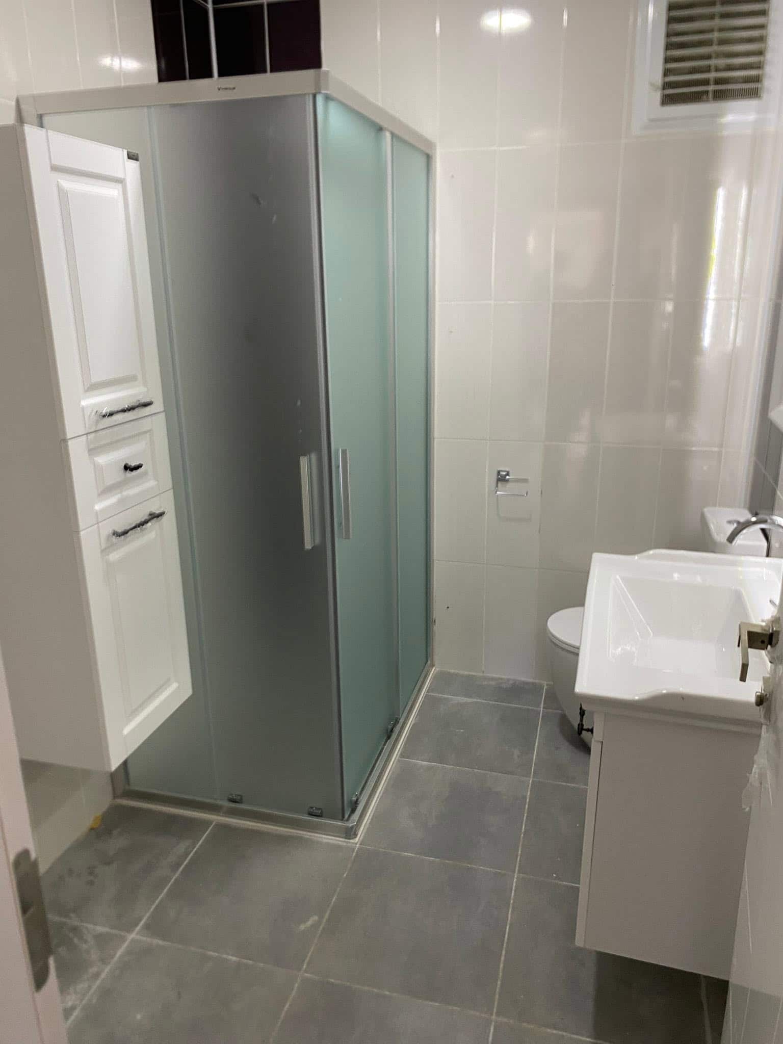 Banyo içindeki su ve gider kullanım alanı