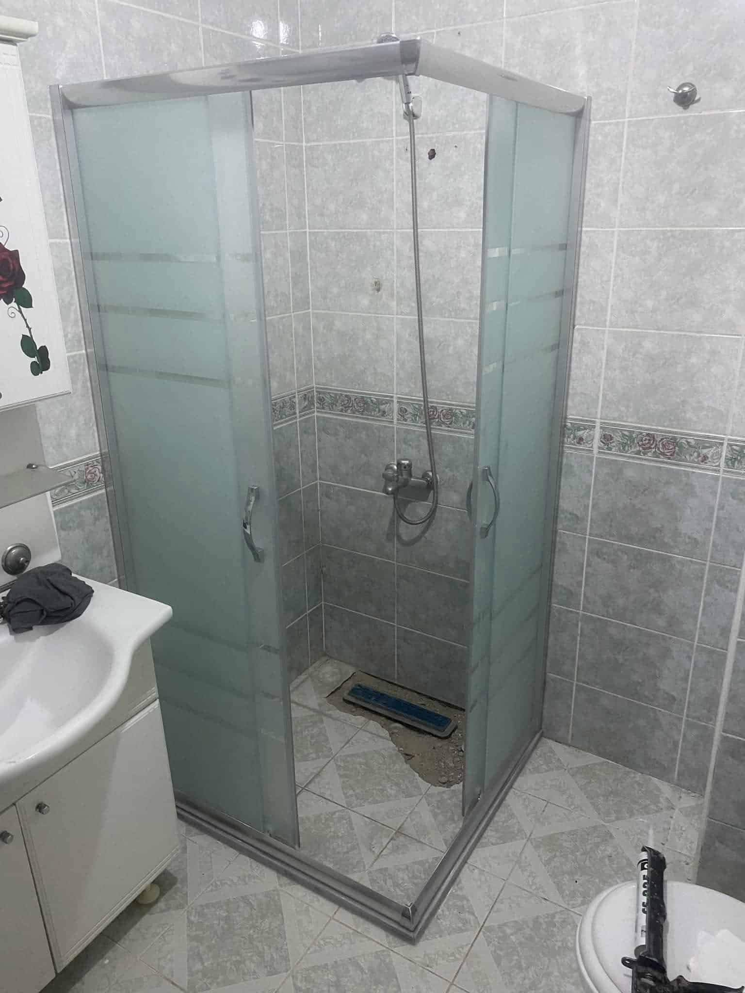 Ana Su Vanası Kontrolü — Banyo içindeki su ve gider kullanım alanı