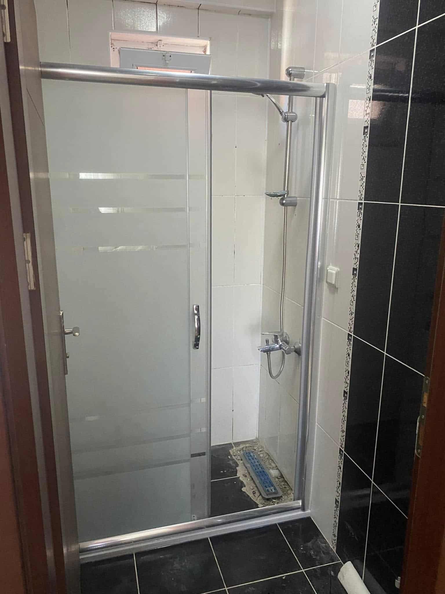 Banyo içindeki su ve gider kullanım alanı