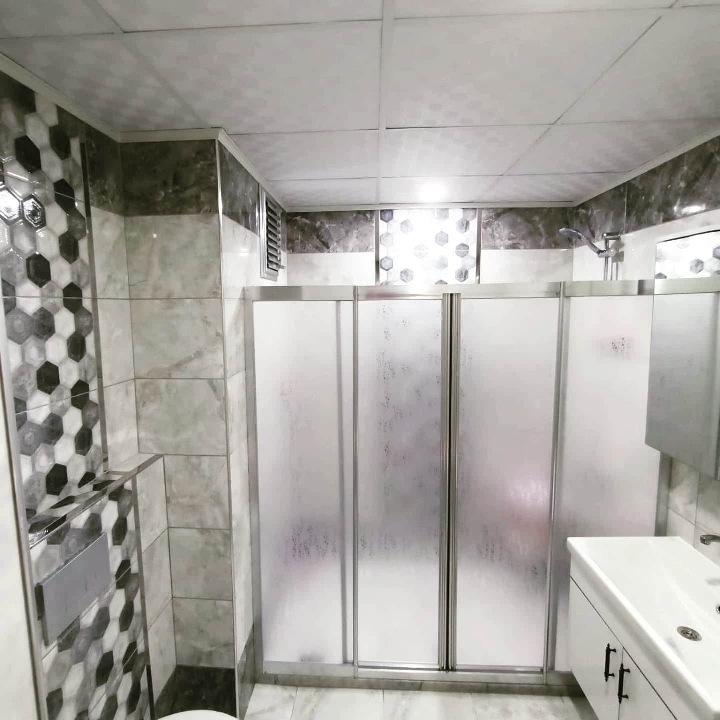 Banyo içindeki su ve gider kullanım alanı