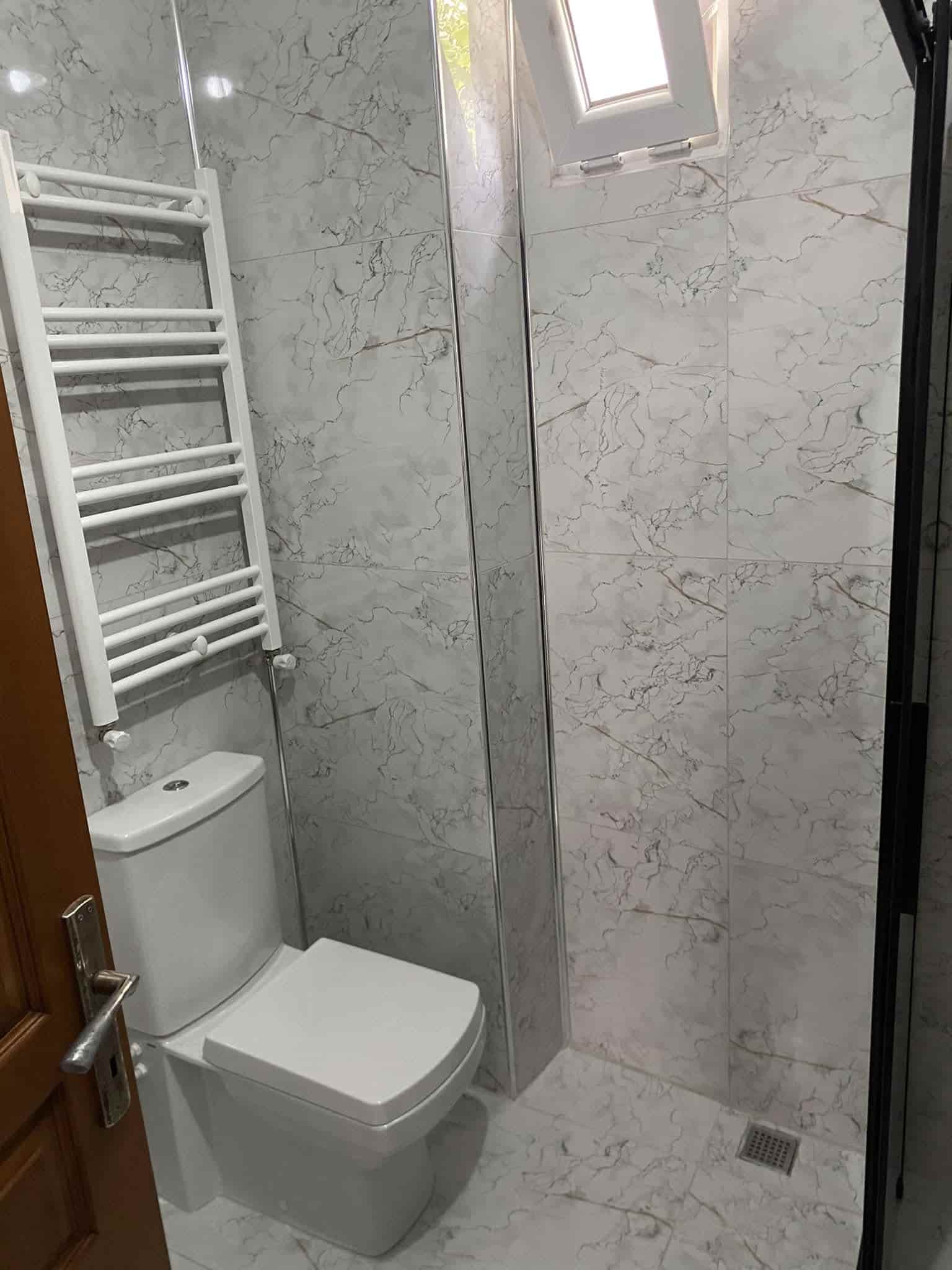 Klozet Tıkanıklığında İlk Adımlar — Banyo içindeki su ve gider kullanım alanı