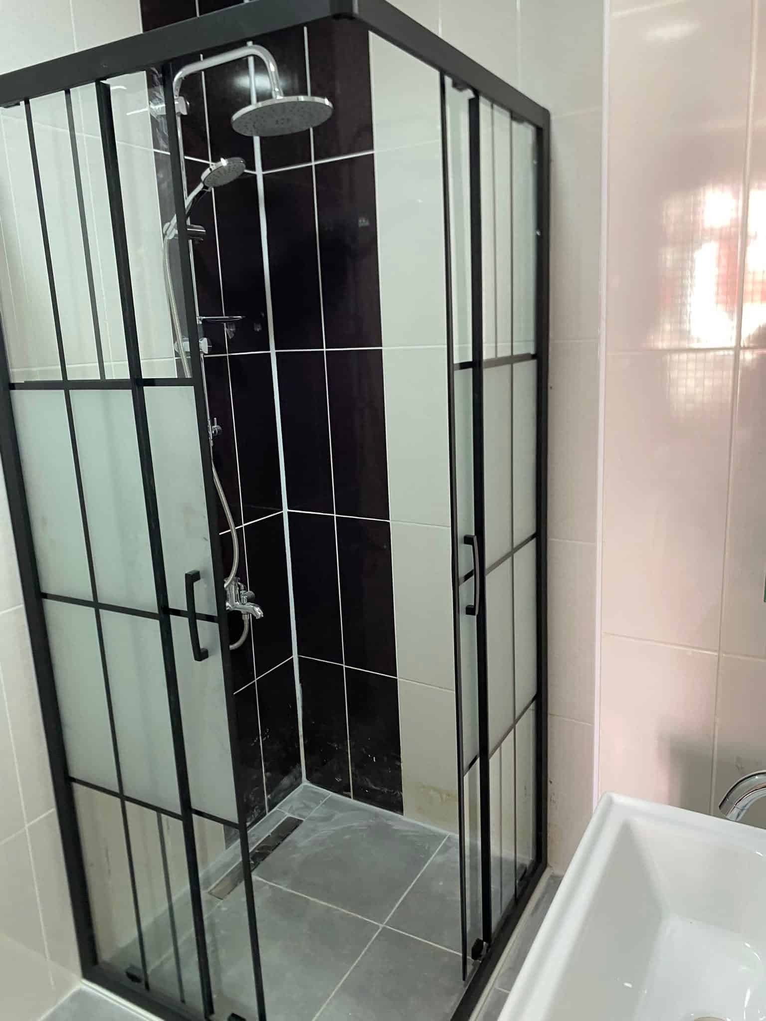 Banyo içindeki su ve gider kullanım alanı