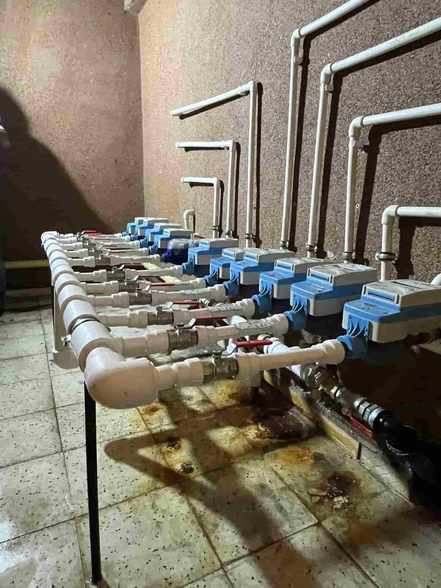 Dikey borular ve vanalardan oluşan kollektör bağlantıları