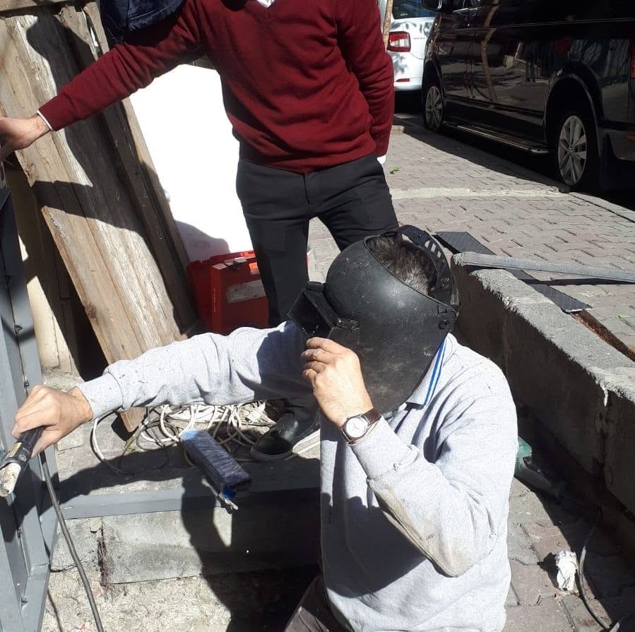 Kapı ve Korkuluk Kaynağı — Kapı veya metal çerçeve bağlantısında kaynak uygulaması