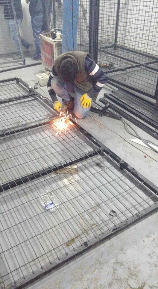 Ayaş — Atölye veya saha ortamında metal birleştirme çalışması